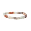armband van gefacetteerde, veelkleurige maansteen kralen in pastelkleuren, geïsoleerd op een witte achtergrond