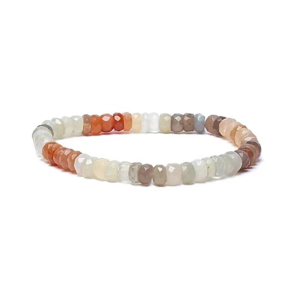 armband van gefacetteerde, veelkleurige maansteen kralen in pastelkleuren, geïsoleerd op een witte achtergrond