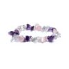 armband van ruwe amethist, rozenkwarts en bergkristal chips op een witte achtergrond