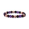 armband van ronde kralen in paarse (amethist), roodbruine (tijgeroog) en perzikkleurige (zonnesteen) edelstenen, geïsoleerd op een witte achtergrond