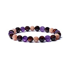 armband van ronde kralen in paarse (amethist), roodbruine (tijgeroog) en perzikkleurige (zonnesteen) edelstenen, geïsoleerd op een witte achtergrond