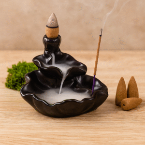 Backflow waterval wierookbrander in lotusvorm met brandende wierookkegel en stokje, rook stroomt sierlijk naar beneden – spirituele wierookhouder voor meditatie en ontspanning