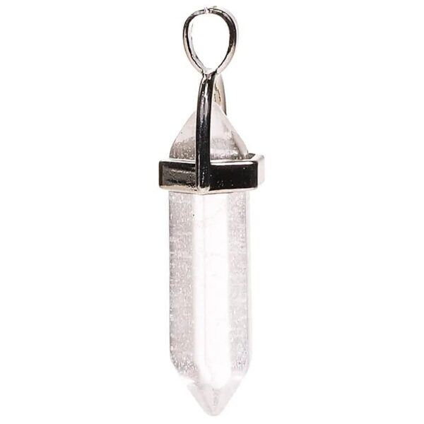 enkele puntvormige bergkristal hanger met zilverkleurig oogje, geïsoleerd op witte achtergrond