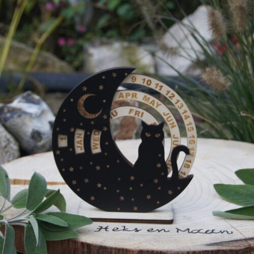 Decoratieve en functionele houten kalender met een mystiek maan en kat thema, perfect voor katten- en maanliefhebbers.