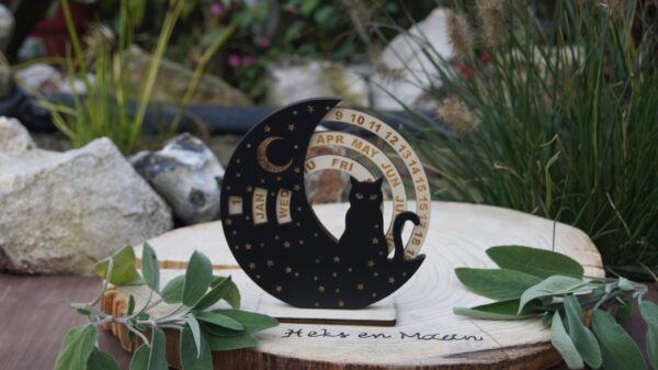 Decoratieve en functionele houten kalender met een mystiek maan en kat thema, perfect voor katten- en maanliefhebbers.