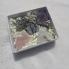 Geschenkdoosje met 5 ruwe kristallen – Toermalijnkwarts, Rozenkwarts, Pyriet, Amethist en Kristalgeode voor bescherming, balans en spirituele groei