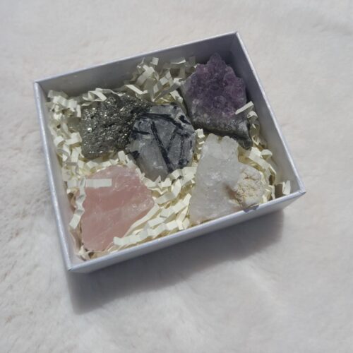 Geschenkdoosje met 5 ruwe kristallen – Toermalijnkwarts, Rozenkwarts, Pyriet, Amethist en Kristalgeode voor bescherming, balans en spirituele groei