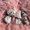 Maansteen edelsteen – steen van intuïtie, vrouwelijke energie en emotionele balans – spirituele edelsteen voor derde oogchakra en kruinchakra