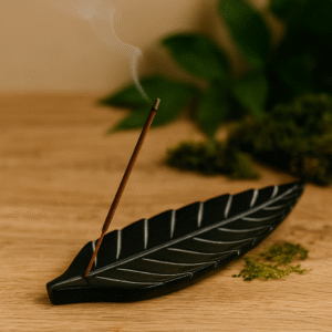 Zeepstenen wierookhouder bladvorm met brandend wierookstokje en rook – spirituele wierookbrander voor meditatie en rituelen