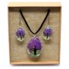 Een Tree of Life sieradenset in lavendel, met ketting en oorbellen van glas en gedroogde takjes, gepresenteerd in een beige doosje