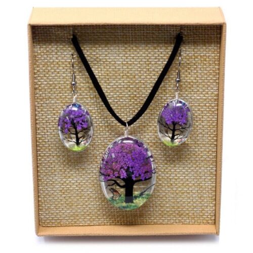 Een Tree of Life sieradenset in lavendel, met ketting en oorbellen van glas en gedroogde takjes, gepresenteerd in een beige doosje