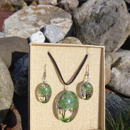 Een groene Tree of Life sieradenset (ketting en oorbellen) met glas en gedroogde bloemen, gepresenteerd in een doosje